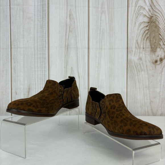 Clarks Trish Bell Loafers Leopard Print Suede Stud Accent Slip-On Shoes Size 7 - Picture 3 of 15
